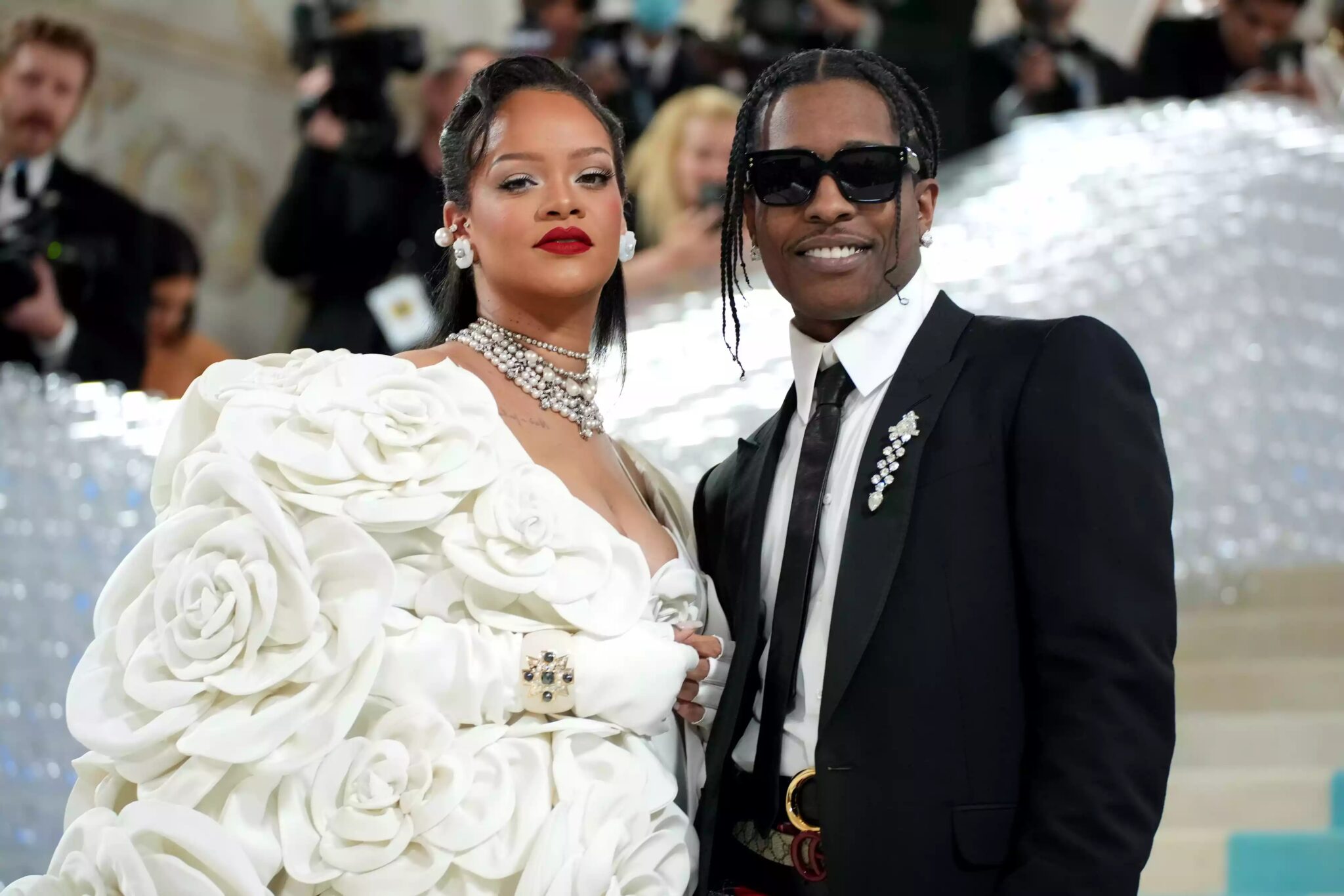 TOUCHED: Drake leaves 3 red roses on Rihanna’s father’s coffin — and